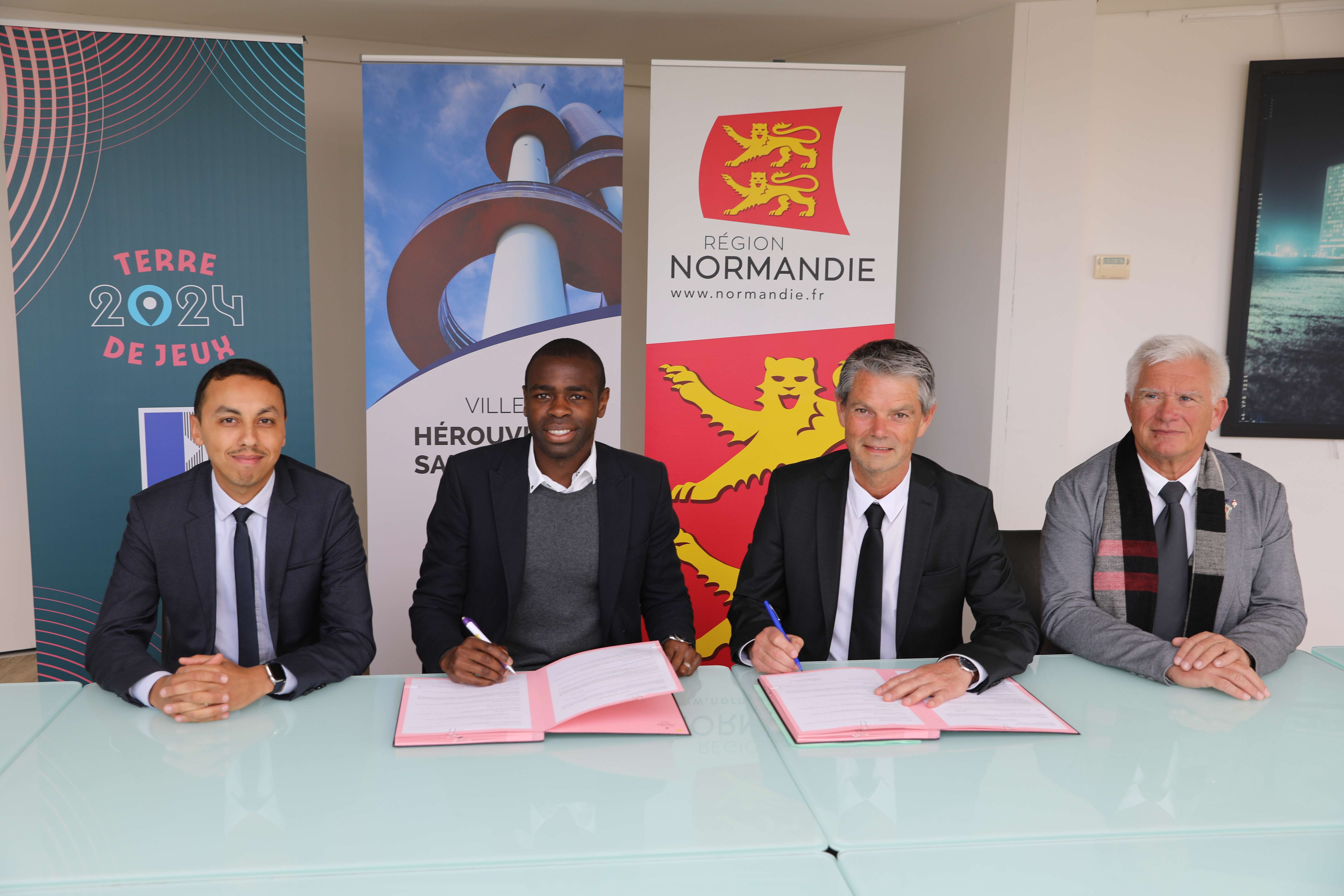 La convention de partenariat a été signée lundi 25 avril. De gauche à droite: (Abderrahmane Zerrouky, adjoint à la jeunesse et à la citoyenneté, Prince Oniangué, Rodlphe Thomas, maire et Philippe Hannot, adjoint aux sports).
