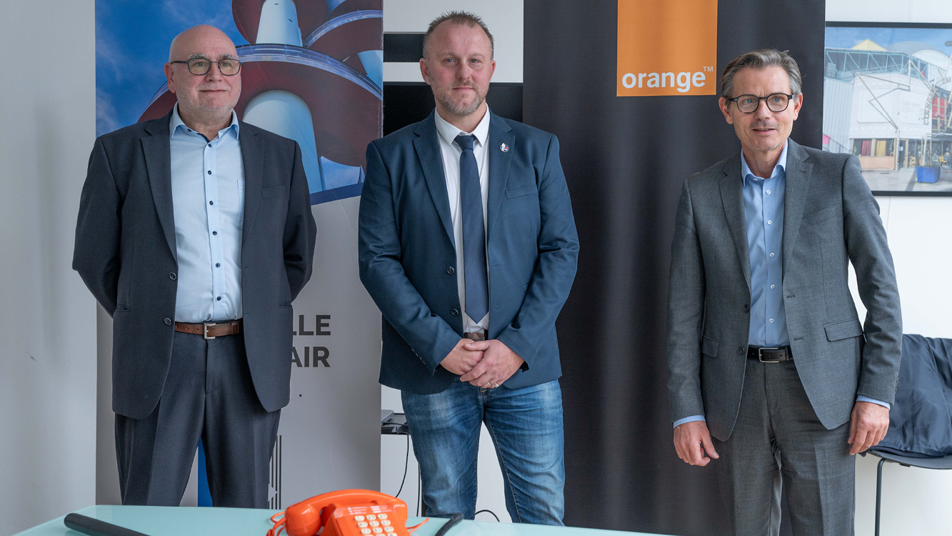 Jan CHARNY (Directeur excellence réseaux grand ouest chez Orange), Jérôme LANGLOIS (Conseiller municipal délégué en charge du développement durable, des déplacements doux, de la transition numérique) Rémy COLAPRETE (Délégué régional Orange Normandie)