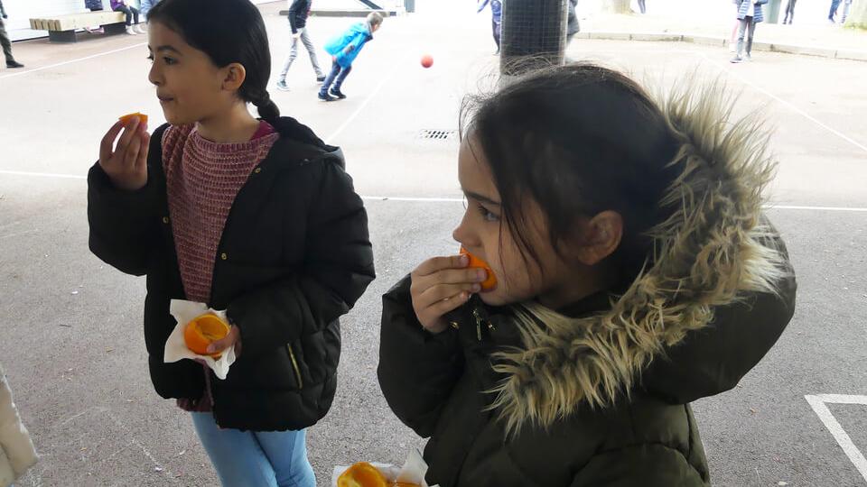 recre-enfants-mange-des-fruits-ecole