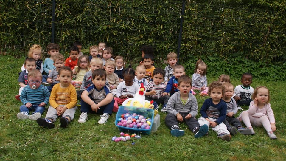 chasse-aux-oeufs-enfants-pâques-chocolats