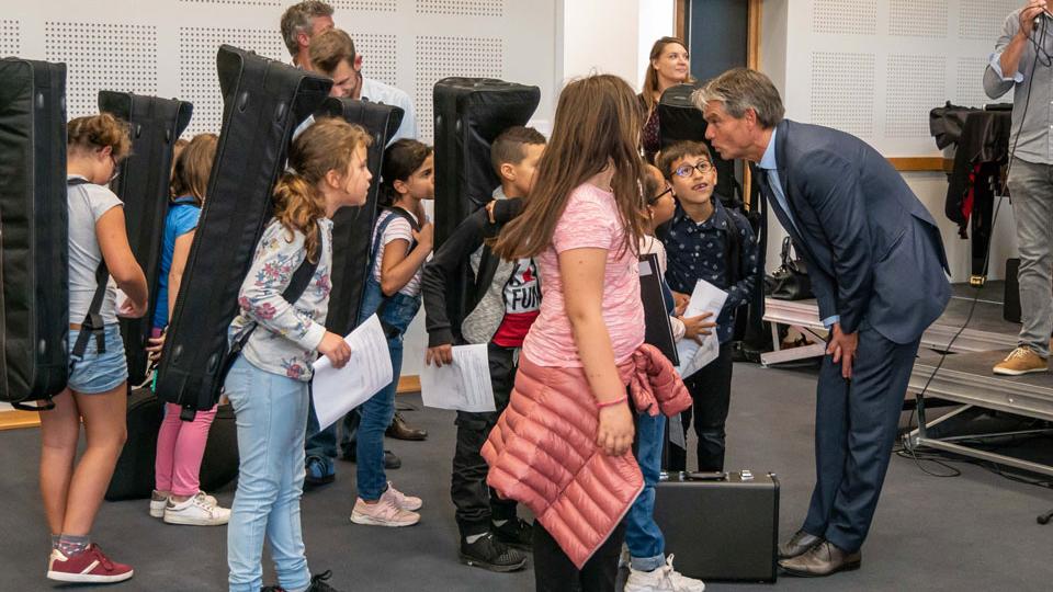 remise-instrument-orchestre-a-lecole-maire