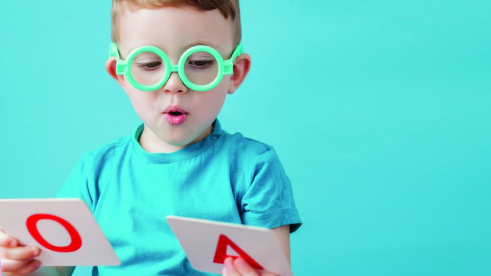 enfants qui regardent des lettres 