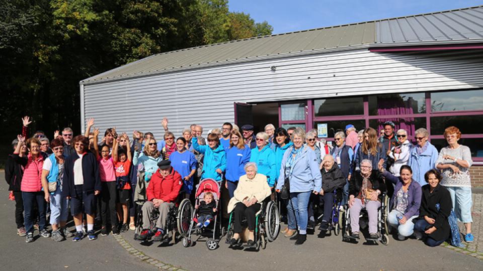 solidarite-marche-bleu-senior-jeune-groupe