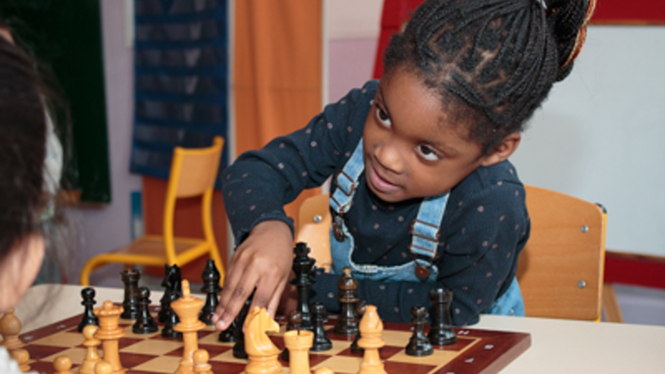 échecs jouer par une petite fille