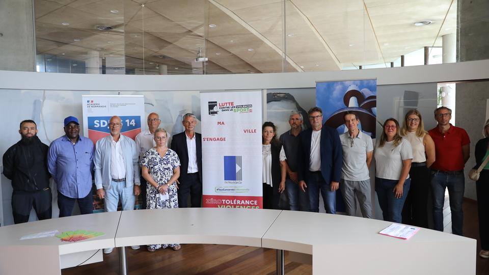 photo de groupe lors de la signature 