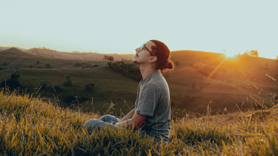 homme assis dans l'herbe