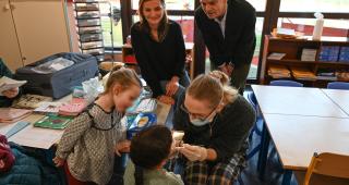 enfant en train de se faire examiner par une dentiste