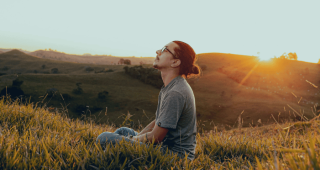 homme assis dans l'herbe