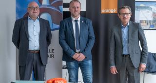 Jan CHARNY (Directeur excellence réseaux grand ouest chez Orange), Jérôme LANGLOIS (Conseiller municipal délégué en charge du développement durable, des déplacements doux, de la transition numérique) Rémy COLAPRETE (Délégué régional Orange Normandie)